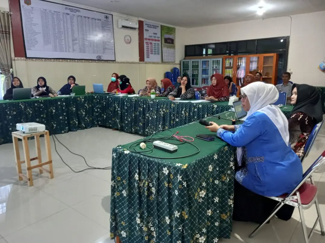 Tim medis Puskesmas Leksono 2 melayani pasien